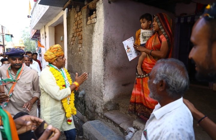 रतलाम ग्रामीण विधानसभा कांग्रेस प्रत्याशी लक्ष्मणसिंह डिंडोर ने जनसंपर्क के दौरान कहा-विधायक नहीं आपका बेटा, भाई बनकर आपके साथ खड़ा रहूंगा रतलाम ग्रामीण विधानसभा कांग्रेस प्रत्याशी लक्ष्मणसिंह डिंडोर ने जनसंपर्क के दौरान कहा-विधायक नहीं आपका बेटा, भाई बनकर आपके साथ खड़ा रहूंगा