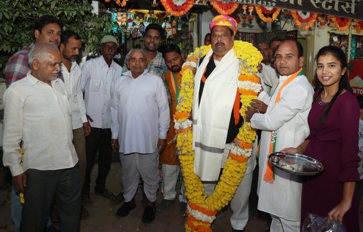 रतलाम: भाजपा प्रत्याशी चेतन्य काश्यप ने जनसंवाद कर नुक्कड़ सभा ली, वार्ड क्रमांक 27, 28 और 37 में हुआ कार्यक्रम,श्री महालक्ष्मी मंदिर में की आरती रतलाम: भाजपा प्रत्याशी चेतन्य काश्यप ने जनसंवाद कर नुक्कड़ सभा ली, वार्ड क्रमांक 27, 28 और 37 में हुआ कार्यक्रम,श्री महालक्ष्मी मंदिर में की आरती