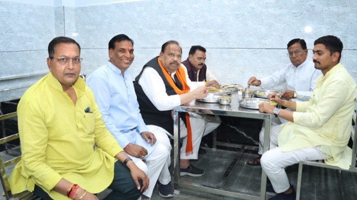 रतलाम: घर- घर जनसंपर्क अभियान के दौरान भाजपा प्रत्याशी चेतन्य काश्यप ने कार्यकर्ताओं के साथ दाल-बाटी का लुत्फ उठाया रतलाम: घर- घर जनसंपर्क अभियान के दौरान भाजपा प्रत्याशी चेतन्य काश्यप ने कार्यकर्ताओं के साथ दाल-बाटी का लुत्फ उठाया