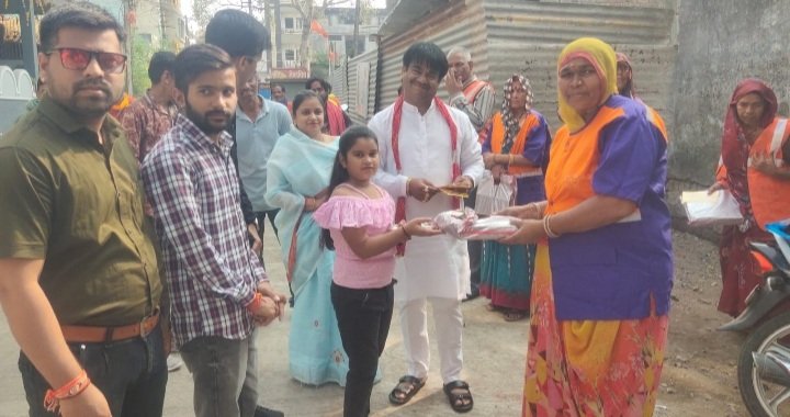 रतलाम: दीपावली एवं नववर्ष के अवसर पर वार्ड 45 में पार्षद द्वारा सफाई मित्रों का सम्मान रतलाम: दीपावली एवं नववर्ष के अवसर पर वार्ड 45 में पार्षद द्वारा सफाई मित्रों का सम्मान