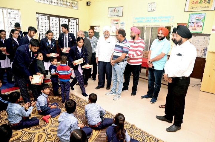 रतलाम: गुरु नानक जयंती के उपलक्ष्य में श्री गुरु तेग बहादुर शैक्षणिक विकास समिति द्वारा सेवा गतिविधियां आयोजित रतलाम: गुरु नानक जयंती के उपलक्ष्य में श्री गुरु तेग बहादुर शैक्षणिक विकास समिति द्वारा सेवा गतिविधियां आयोजित