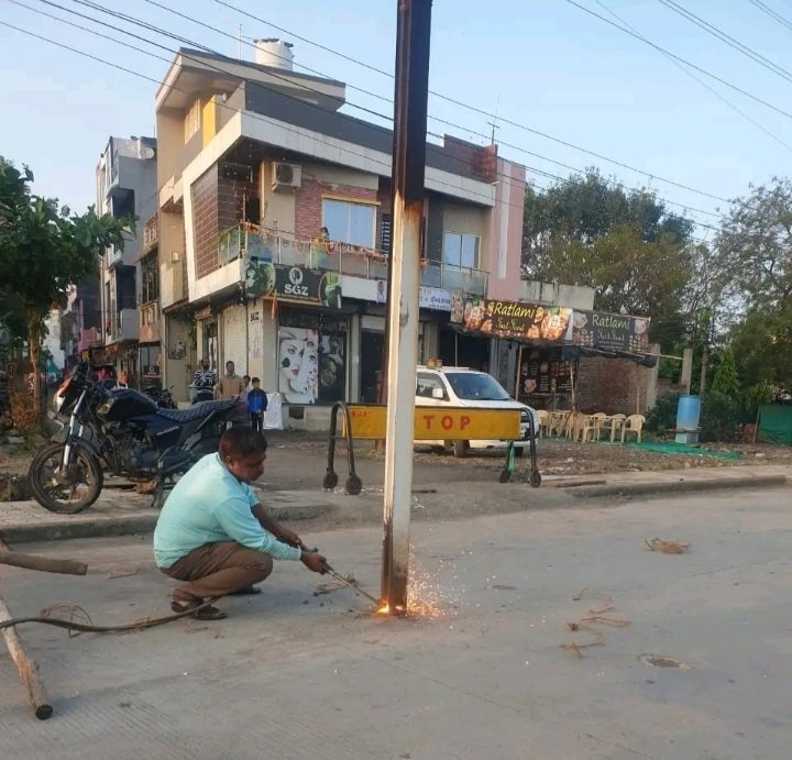 रतलाम: सड़क के बीच में पोल -हादसे के बाद कलेक्टर ने निगम आयुक्त और अधीक्षण यंत्री को थमाया नोटिस, कलेक्टर के एक्शन के बाद तत्काल हटाया गया पोल रतलाम: सड़क के बीच में पोल -हादसे के बाद कलेक्टर ने निगम आयुक्त और अधीक्षण यंत्री को थमाया नोटिस, कलेक्टर के एक्शन के बाद तत्काल हटाया गया पोल
