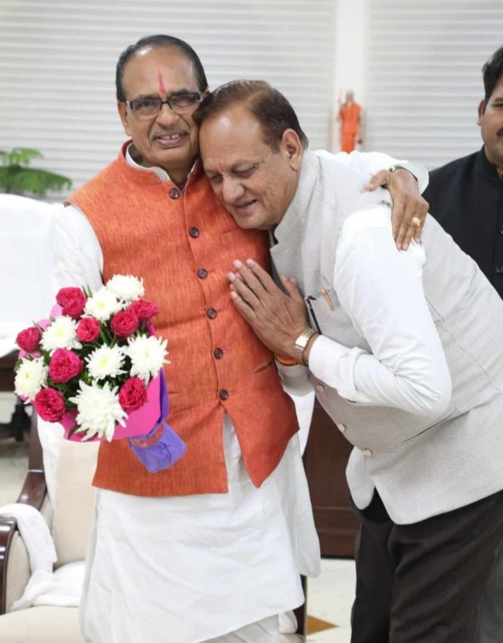 रतलाम: जावरा विधायक डॉ राजेंद्र पांडे ने भोपाल जाकर की मुख्यमंत्री शिवराज सिंह चौहान से मुलाकात, प्रचंड जीत पर दी बधाई रतलाम: जावरा विधायक डॉ राजेंद्र पांडे ने भोपाल जाकर की मुख्यमंत्री शिवराज सिंह चौहान से मुलाकात, प्रचंड जीत पर दी बधाई