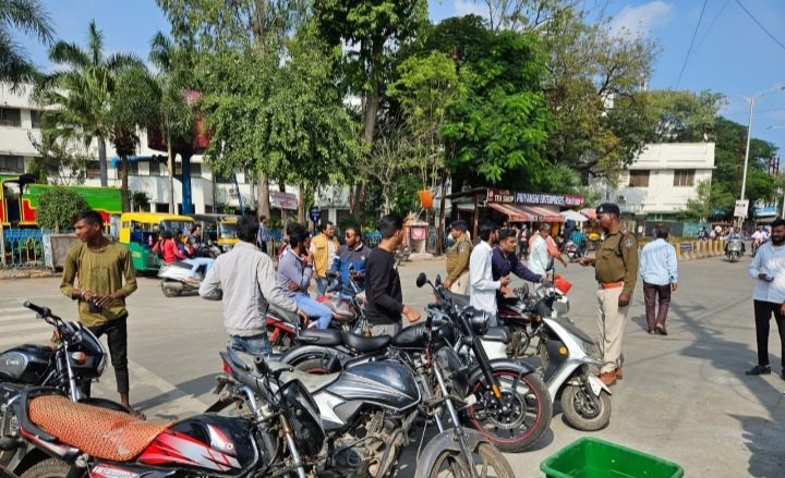 रतलाम: हेलमेट, सीट बेल्ट के बाद अब हाई सिक्योरिटी नंबर प्लेट, आज से सड़क पर उतरी यातायात पुलिस, 15 दिसंबर तक का समय… रतलाम: हेलमेट, सीट बेल्ट के बाद अब हाई सिक्योरिटी नंबर प्लेट, आज से सड़क पर उतरी यातायात पुलिस, 15 दिसंबर तक का समय…