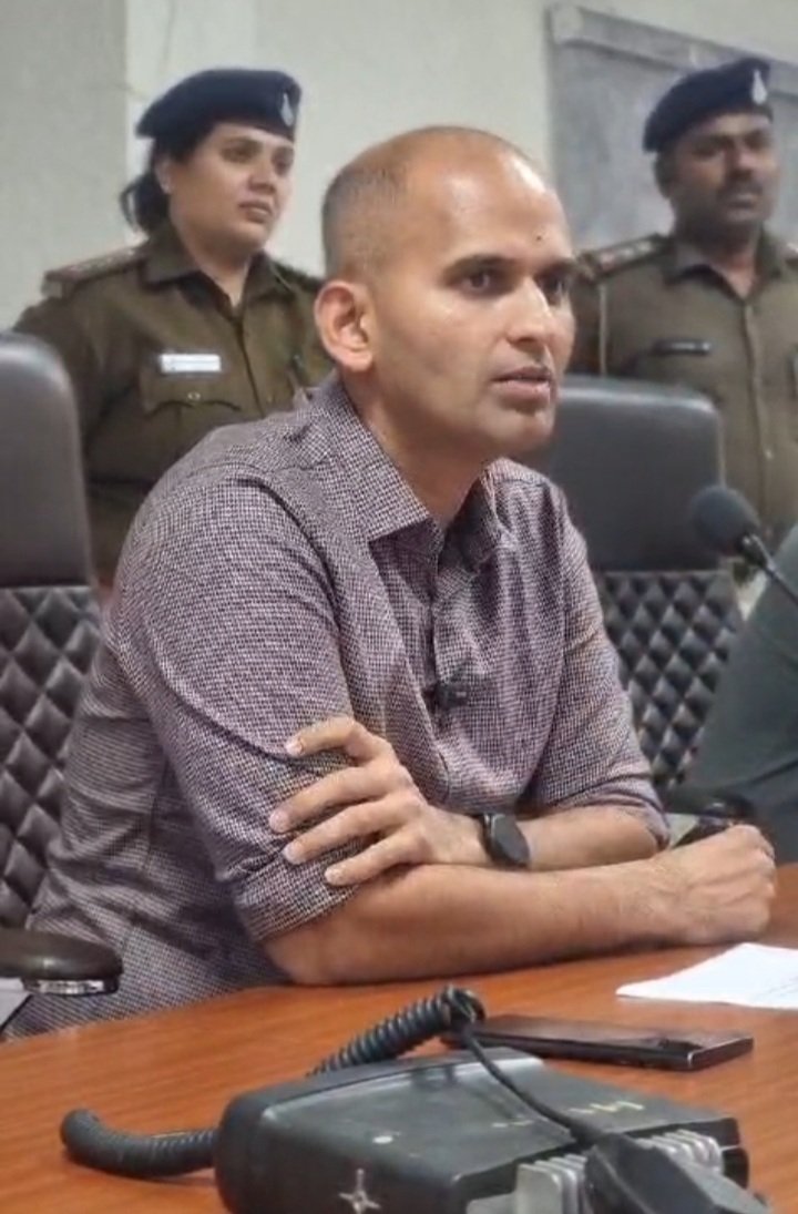 रतलाम : क्रिकेट के सट्टे में अवैध वसुली करने वाले आरोपी को पुलिस ने किया गिरफ्तार, जानिए क्या है मामला रतलाम : क्रिकेट के सट्टे में अवैध वसुली करने वाले आरोपी को पुलिस ने किया गिरफ्तार, जानिए क्या है मामला