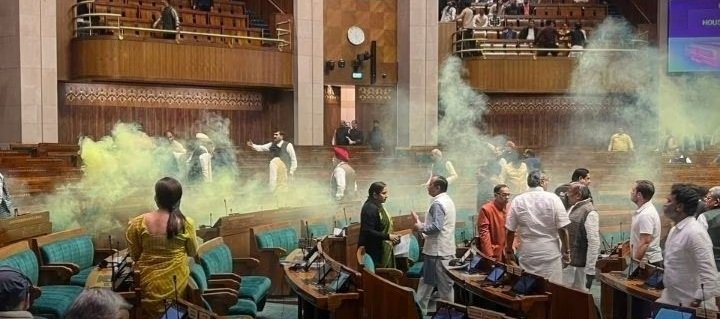 पुरानी संसद पर आतंकी हमले की बरसी: नई पार्लियामेंट में दर्शक दीर्घा से कुर्सियों पर कूदे दो शख्स, जलाई स्मोक स्टिक, मचा बवाल पुरानी संसद पर आतंकी हमले की बरसी: नई पार्लियामेंट में दर्शक दीर्घा से कुर्सियों पर कूदे दो शख्स, जलाई स्मोक स्टिक, मचा बवाल