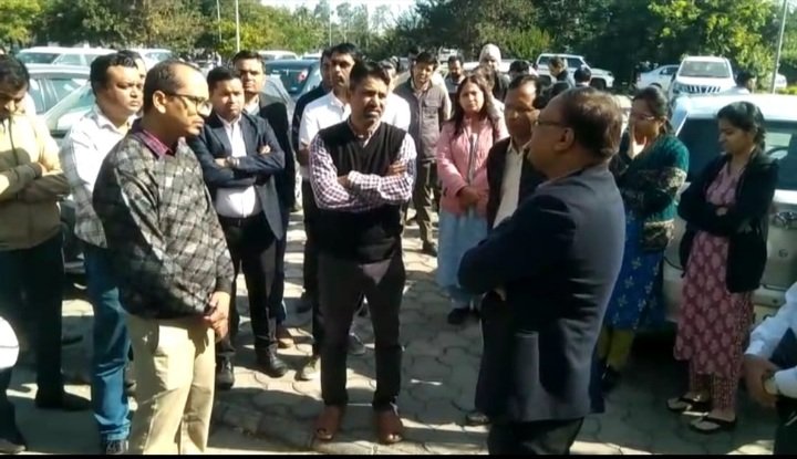 रतलाम: मेडिकल कॉलेज में डीन और डॉक्टर विवाद, चिकित्सकों ने किया काम बंद, डीन को हटाने की मांग को लेकर किया प्रदर्शन,चर्चा के लिए पहुंचे कलेक्टर रतलाम: मेडिकल कॉलेज में डीन और डॉक्टर विवाद, चिकित्सकों ने किया काम बंद, डीन को हटाने की मांग को लेकर किया प्रदर्शन,चर्चा के लिए पहुंचे कलेक्टर