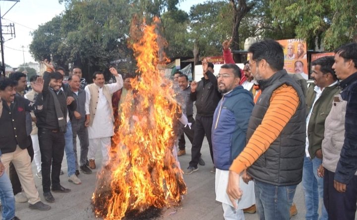 रतलाम: भाजपा ने टीएमसी सांसद कल्याण बनर्जी का पुतला फुका रतलाम: भाजपा ने टीएमसी सांसद कल्याण बनर्जी का पुतला फुका