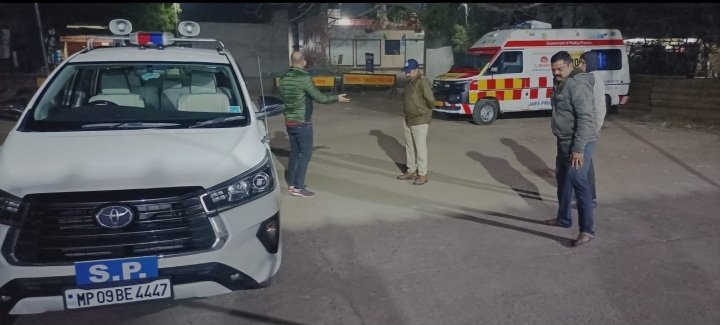 रतलाम: पुलिस की मुस्तैदी जांचने के लिए रात में अचानक थानों के निरीक्षण पर निकले पुलिस कप्तान रतलाम: पुलिस की मुस्तैदी जांचने के लिए रात में अचानक थानों के निरीक्षण पर निकले पुलिस कप्तान