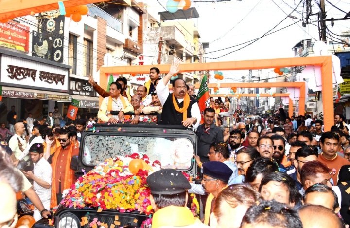 रतलाम: कैबिनेट मंत्री चेतन्य काश्यप के स्वागत में रतलामवासियों ने बरसाया अपार प्रेम,खुली जीप में सवार होकर लिया जनता जनार्दन का आशीर्वाद रतलाम: कैबिनेट मंत्री चेतन्य काश्यप के स्वागत में रतलामवासियों ने बरसाया अपार प्रेम,खुली जीप में सवार होकर लिया जनता जनार्दन का आशीर्वाद