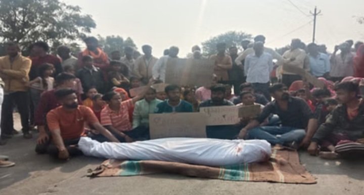 रतलाम: पिपलोदा क्षेत्र के शेरपुर गांव में युवक की हत्या कर शव घर के बाहर फेंका, ग्रामीणों में आक्रोश,आरोपियों की गिरफ्तारी को लेकर किया चक्का जाम रतलाम: पिपलोदा क्षेत्र के शेरपुर गांव में युवक की हत्या कर शव घर के बाहर फेंका, ग्रामीणों में आक्रोश,आरोपियों की गिरफ्तारी को लेकर किया चक्का जाम