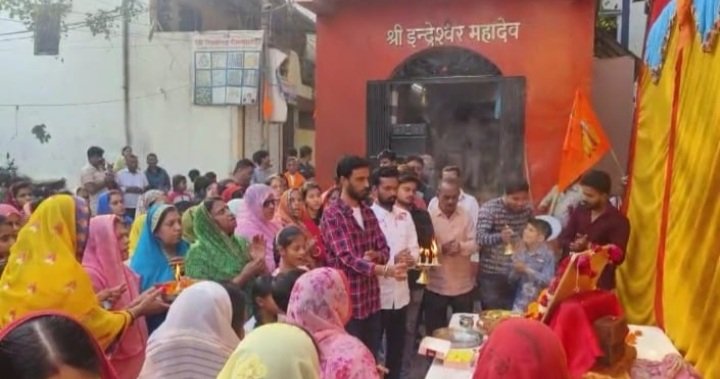 रतलाम : गली – मोहल्लों में निकल रही अक्षत कलश की शोभायात्रा, घर – घर पहुंच रहा 22 जनवरी का निमंत्रण,- नगर के छोटे – बड़े सभी मंदिरों में हो रही महाआरती, मेरी बस्ती – मेरी अयोध्या का लग रहा नारा रतलाम : गली – मोहल्लों में निकल रही अक्षत कलश की शोभायात्रा, घर – घर पहुंच रहा 22 जनवरी का निमंत्रण,- नगर के छोटे – बड़े सभी मंदिरों में हो रही महाआरती, मेरी बस्ती – मेरी अयोध्या का लग रहा नारा