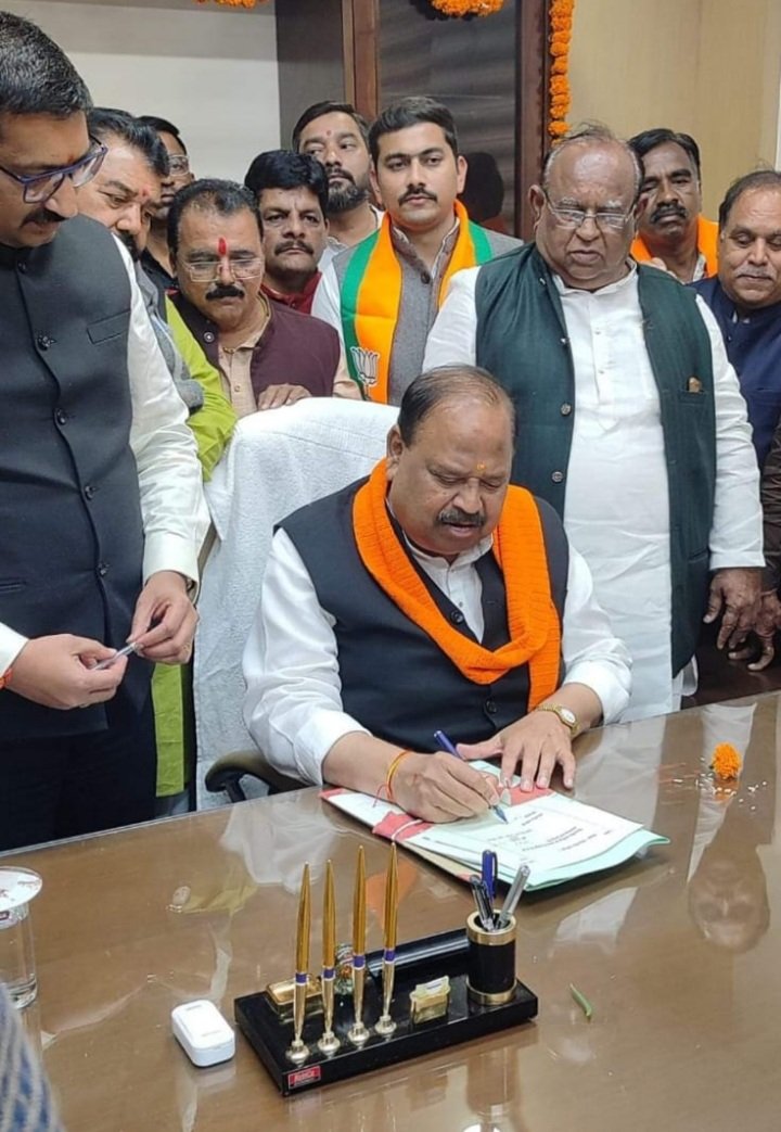 प्रदेश के सूक्ष्म, लघु एवं मध्यम उद्यम मंत्री चेतन्य काश्यप ने किया पदभार ग्रहण, रतलाम से पहुंचे पार्टी पदाधिकारी और कार्यकर्ताओं ने किया स्वागत प्रदेश के सूक्ष्म, लघु एवं मध्यम उद्यम मंत्री चेतन्य काश्यप ने किया पदभार ग्रहण, रतलाम से पहुंचे पार्टी पदाधिकारी और कार्यकर्ताओं ने किया स्वागत