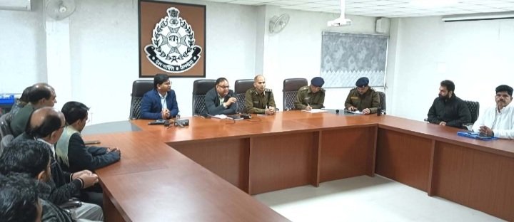 रतलाम: वाहन चालकों की हड़ताल- पेट्रोल के लिए आमजन परेशान… कलेक्टर और एसपी ने की संगठन पदाधिकारियों के साथ बैठक,प्रशासन ने कहा -जनहित में अत्यावशयक वस्तुओं, सेवाओं की आपूर्ति में कोई बाधा नहीं आने दी जाएगी,आपूर्ति वाहनों को पूर्ण सुरक्षा दी जाएगी रतलाम: वाहन चालकों की हड़ताल- पेट्रोल के लिए आमजन परेशान… कलेक्टर और एसपी ने की संगठन पदाधिकारियों के साथ बैठक,प्रशासन ने कहा -जनहित में अत्यावशयक वस्तुओं, सेवाओं की आपूर्ति में कोई बाधा नहीं आने दी जाएगी,आपूर्ति वाहनों को पूर्ण सुरक्षा दी जाएगी