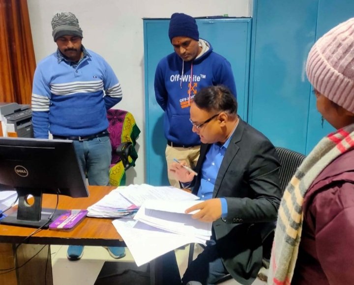 रतलाम: कलेक्टर श्री लाक्षाकार ने किया आलोट में कार्यालयो का औचक निरीक्षण रतलाम: कलेक्टर श्री लाक्षाकार ने किया आलोट में कार्यालयो का औचक निरीक्षण