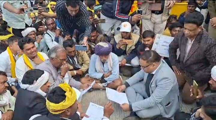 रतलाम: रैली के माध्यम से पहुंचे आदिवासी समाजजन ने कलेक्टोरेट परिसर में ही की ग्राम सभा और जिला बदर के आदेश के खिलाफ प्रस्ताव कर दिया पारित… कलेक्टर ने जमीन पर बैठकर की बात, जानिए क्या है पूरा मामला रतलाम: रैली के माध्यम से पहुंचे आदिवासी समाजजन ने कलेक्टोरेट परिसर में ही की ग्राम सभा और जिला बदर के आदेश के खिलाफ प्रस्ताव कर दिया पारित… कलेक्टर ने जमीन पर बैठकर की बात, जानिए क्या है पूरा मामला