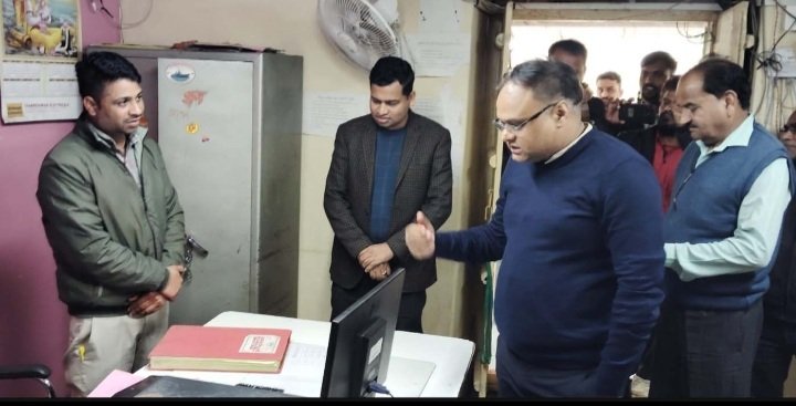 रतलाम: कलेक्टर भास्कर लाक्षाकार ने सैलाना में कार्यालयों का औचक निरीक्षण किया, नगर परिषद में नामांतरण को लेकर लगाई फटकार रतलाम: कलेक्टर भास्कर लाक्षाकार ने सैलाना में कार्यालयों का औचक निरीक्षण किया, नगर परिषद में नामांतरण को लेकर लगाई फटकार