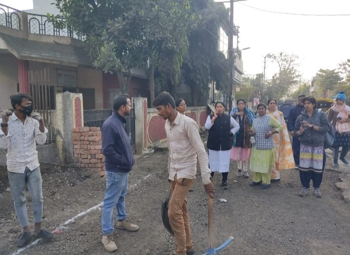 रतलाम : बिना अनुमति पेड़ काटने की थी तैयारी, पर्यावरण प्रेमियों ने जाकर रुकवाई कार्रवाई रतलाम : बिना अनुमति पेड़ काटने की थी तैयारी, पर्यावरण प्रेमियों ने जाकर रुकवाई कार्रवाई