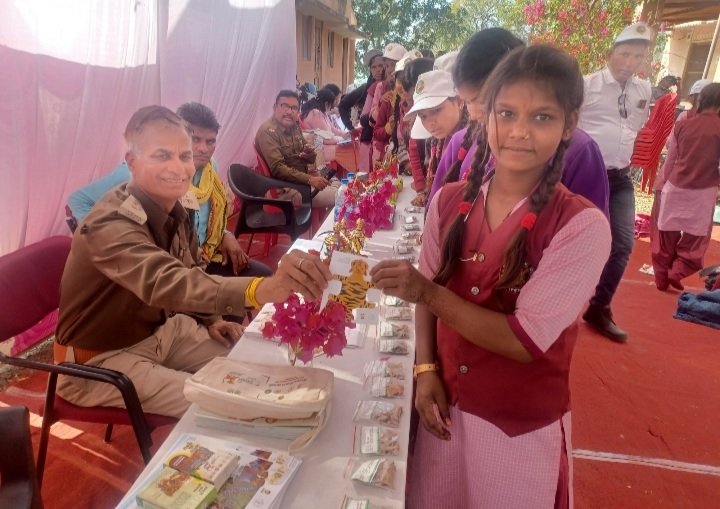 रतलाम: वन्य प्राणियों के संरक्षण एवं पर्यावरण जागरूकता के लिए वन विभाग द्वारा शिविर का आयोजन रतलाम: वन्य प्राणियों के संरक्षण एवं पर्यावरण जागरूकता के लिए वन विभाग द्वारा शिविर का आयोजन