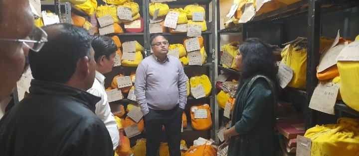 रतलाम: पुराने कलेक्टोरेट पहुंचे कलेक्टर भास्कर लक्षाकार, वर्षों से बंद कक्ष खोले गए, जानिए दिए क्या निर्देश रतलाम: पुराने कलेक्टोरेट पहुंचे कलेक्टर भास्कर लक्षाकार, वर्षों से बंद कक्ष खोले गए, जानिए दिए क्या निर्देश