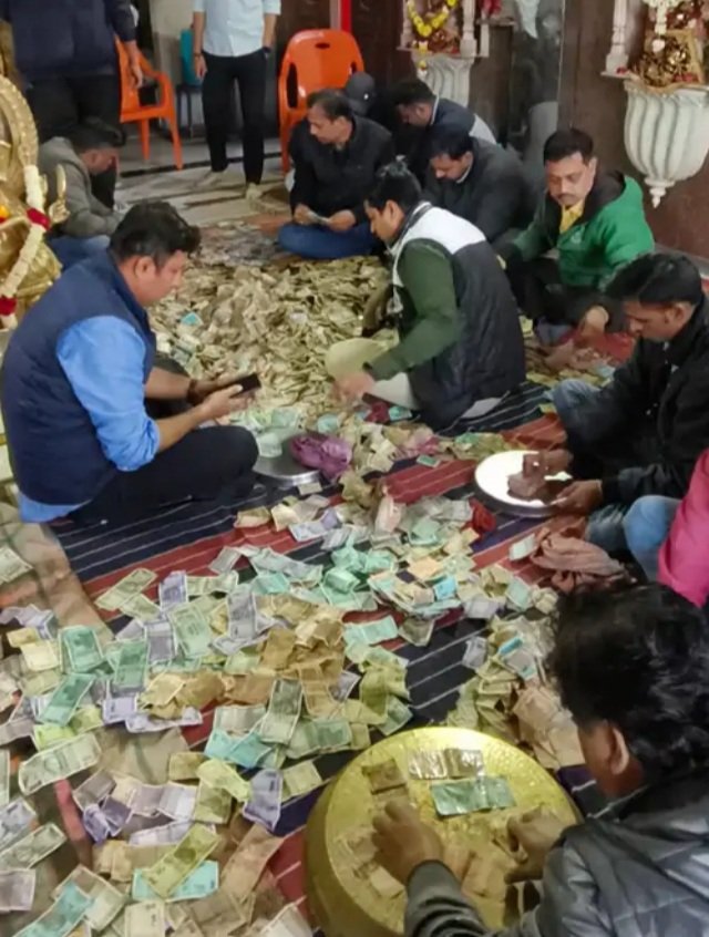 रतलाम: श्री महालक्ष्मी मंदिर के दानपात्र के नोटों की गिनती के पहले उसमें लगी आग, समय पर पाया काबू, हेयर ड्रायर से नोट सुखाकर शुरू हुई गिनती रतलाम: श्री महालक्ष्मी मंदिर के दानपात्र के नोटों की गिनती के पहले उसमें लगी आग, समय पर पाया काबू, हेयर ड्रायर से नोट सुखाकर शुरू हुई गिनती