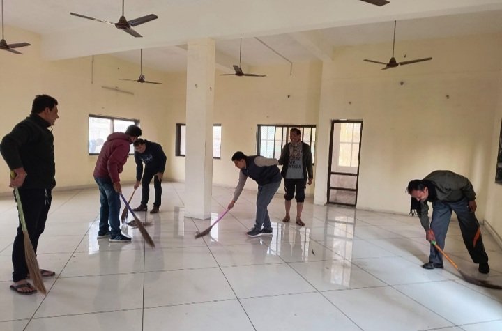 रतलाम: कलम और माइक थामने वाले हाथों ने स्वच्छता के लिए थामी झाड़ू, रतलाम प्रेस क्लब में चला सफाई अभियान रतलाम: कलम और माइक थामने वाले हाथों ने स्वच्छता के लिए थामी झाड़ू, रतलाम प्रेस क्लब में चला सफाई अभियान
