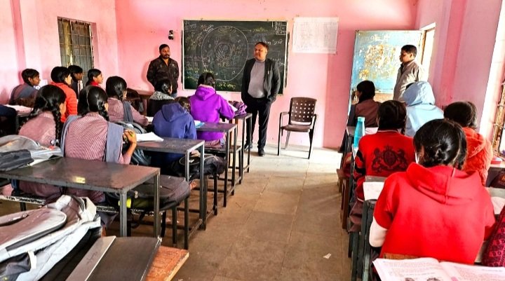 रतलाम: कलेक्टर भास्कर लाक्षाकार ने किया शासकीय विद्यालयों का आकस्मिक निरीक्षण रतलाम: कलेक्टर भास्कर लाक्षाकार ने किया शासकीय विद्यालयों का आकस्मिक निरीक्षण