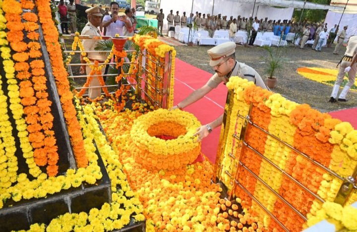 रतलाम: पुलिस स्मृति दिवस के अवसर पर पुलिस लाइन रतलाम में हुआ परेड का आयोजन रतलाम: पुलिस स्मृति दिवस के अवसर पर पुलिस लाइन रतलाम में हुआ परेड का आयोजन
