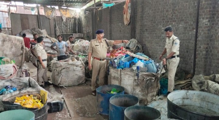 रतलाम: शहर के कबाड़खानों की तलाशी लेने पहुंची पुलिस-चोरी का सामान खरीदने- बेचने वाले संदिग्धों पर नजर रतलाम: शहर के कबाड़खानों की तलाशी लेने पहुंची पुलिस-चोरी का सामान खरीदने- बेचने वाले संदिग्धों पर नजर