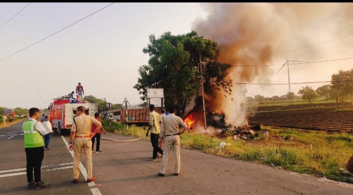 रतलाम: ट्रैक्टर और ट्राले की जोरदार टक्कर, एक की मौत, ट्राले में लगी आग… ड्राइवर मौके से भागा, रतलाम से दमकल ने पहुंचकर पाया आग पर काबू रतलाम: ट्रैक्टर और ट्राले की जोरदार टक्कर, एक की मौत, ट्राले में लगी आग… ड्राइवर मौके से भागा, रतलाम से दमकल ने पहुंचकर पाया आग पर काबू