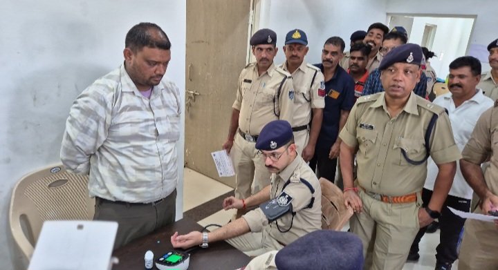 रतलाम: एसपी, एएसपी सहित 200 से अधिक पुलिस अधिकारी, कर्मचारी एवं उनके परिजनों का हुआ स्वास्थ्य परीक्षण रतलाम: एसपी, एएसपी सहित 200 से अधिक पुलिस अधिकारी, कर्मचारी एवं उनके परिजनों का हुआ स्वास्थ्य परीक्षण