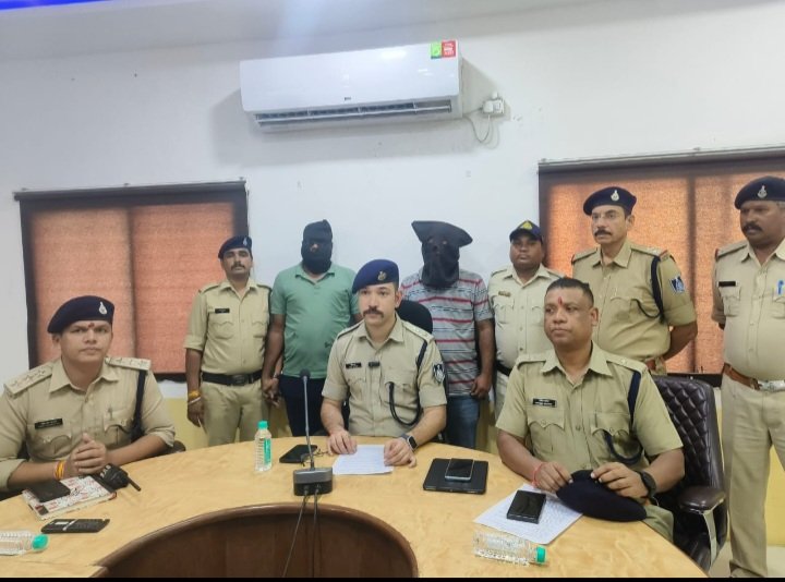 रतलाम: महाराष्ट्र की एंबुलेंस में हो रही थी मादक पदार्थ की तस्करी…. दो लोग गिरफ्तार, 17 लाख का डोडाचूरा बरामद, एसपी अमित कुमार के निर्देश के बाद रतलाम पुलिस की 2 दिन में चौथी कार्रवाई रतलाम: महाराष्ट्र की एंबुलेंस में हो रही थी मादक पदार्थ की तस्करी…. दो लोग गिरफ्तार, 17 लाख का डोडाचूरा बरामद, एसपी अमित कुमार के निर्देश के बाद रतलाम पुलिस की 2 दिन में चौथी कार्रवाई