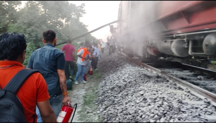 इंदौर से रतलाम आ रही डेमू ट्रेन के इंजन में लगी आग, स्थानीय लोगों की मदद से पाया गया काबू… प्रीतमनगर – रुनीजा के बीच की घटना इंदौर से रतलाम आ रही डेमू ट्रेन के इंजन में लगी आग, स्थानीय लोगों की मदद से पाया गया काबू… प्रीतमनगर – रुनीजा के बीच की घटना