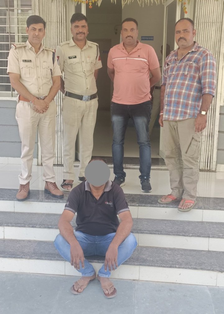 रतलाम:सरवन पुलिस द्वारा 12 वर्षों से फरार चल रहे 12 हजार के ईनामी वारंटी को किया गया गिरफ्तार रतलाम:सरवन पुलिस द्वारा 12 वर्षों से फरार चल रहे 12 हजार के ईनामी वारंटी को किया गया गिरफ्तार