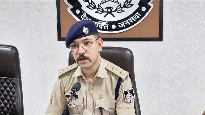 रतलाम पुलिस को मिली बड़ी सफलता: चोरी के ईंधन के अवैध कारोबार पर एसपी अमित कुमार का प्रहार-दबिश देकर पैट्रोल, डीजल, एथेनॉल एवं जहरीली शराब का जखीरा पकड़ा, 3 आरोपी गिरफ्तार,5 की तलाश,5 लाख 78 हजार रूपये से अधिक का सामान जब्त… रतलाम पुलिस को मिली बड़ी सफलता: चोरी के ईंधन के अवैध कारोबार पर एसपी अमित कुमार का प्रहार-दबिश देकर पैट्रोल, डीजल, एथेनॉल एवं जहरीली शराब का जखीरा पकड़ा, 3 आरोपी गिरफ्तार,5 की तलाश,5 लाख 78 हजार रूपये से अधिक का सामान जब्त…