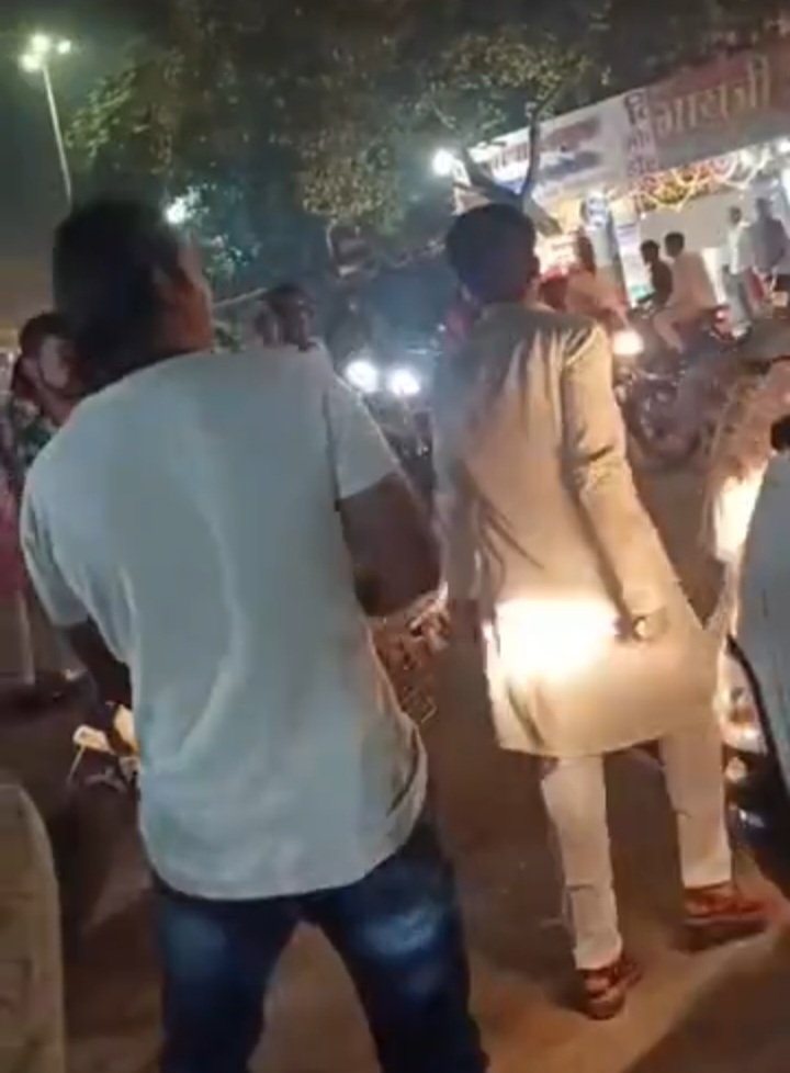 रतलाम: बेखौफ बदमाश- सरेराह लोडिंग वाहन को रोककर मारपीट और तोड़फोड़, वीडियो वायरल होने के बाद पुलिस ने 6 युवकों के खिलाफ किया प्रकरण दर्ज रतलाम: बेखौफ बदमाश- सरेराह लोडिंग वाहन को रोककर मारपीट और तोड़फोड़, वीडियो वायरल होने के बाद पुलिस ने 6 युवकों के खिलाफ किया प्रकरण दर्ज
