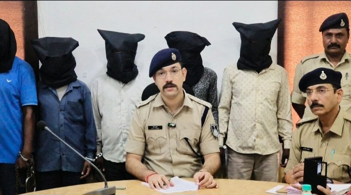 रतलाम: चोरी की शंका में पकड़ाए युवक की पीट-पीट कर हत्या, विंड एनर्जी कंपनी के 7 कर्मचारियों पर हत्या का आरोप,5 गिरफ्तार…. हत्या के बाद शव को तालाब के पास कुर्सी पर बैठाकर भाग गए थे आरोपी रतलाम: चोरी की शंका में पकड़ाए युवक की पीट-पीट कर हत्या, विंड एनर्जी कंपनी के 7 कर्मचारियों पर हत्या का आरोप,5 गिरफ्तार…. हत्या के बाद शव को तालाब के पास कुर्सी पर बैठाकर भाग गए थे आरोपी