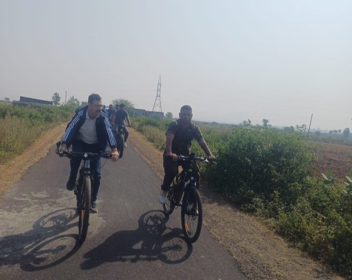 रतलाम: साइकिल से ग्रामीण क्षेत्र के भ्रमण पर निकले एसपी अमित कुमार, एएसपी राकेश खाखा भी रहे मौजूद… शिवगढ़ क्षेत्र के तीन ग्रामों में जन चौपाल लगाकर सुनी समस्याएं, मौके पर निराकरण…… एसपी का तत्काल एक्शन- शिकायत पर आरक्षक से लेकर थाना प्रभारी तक को दी सजा, युवाओं के गैंग बनाने पर भी एसपी सख्त रतलाम: साइकिल से ग्रामीण क्षेत्र के भ्रमण पर निकले एसपी अमित कुमार, एएसपी राकेश खाखा भी रहे मौजूद… शिवगढ़ क्षेत्र के तीन ग्रामों में जन चौपाल लगाकर सुनी समस्याएं, मौके पर निराकरण…… एसपी का तत्काल एक्शन- शिकायत पर आरक्षक से लेकर थाना प्रभारी तक को दी सजा, युवाओं के गैंग बनाने पर भी एसपी सख्त