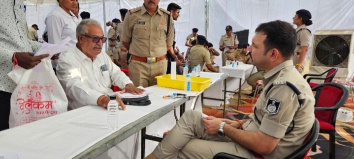 रतलाम: पुलिस की सराहनीय पहल-सीएम हेल्पलाइन की शिकायत के निराकरण के लिए लगाया जिला स्तरीय शिविर…. एक साथ बैठे एसपी, एएसपी सहित रतलाम जिले के समस्त पुलिस अधिकारी, 200 से अधिक शिकायतों का निदान, एसपी अमित कुमार ने शिविर के पहले बैठक लेकर कहा- थाने पर ही होगी सुनवाई तो नहीं होगी सीएम हेल्पलाइन की शिकायतें रतलाम: पुलिस की सराहनीय पहल-सीएम हेल्पलाइन की शिकायत के निराकरण के लिए लगाया जिला स्तरीय शिविर…. एक साथ बैठे एसपी, एएसपी सहित रतलाम जिले के समस्त पुलिस अधिकारी, 200 से अधिक शिकायतों का निदान, एसपी अमित कुमार ने शिविर के पहले बैठक लेकर कहा- थाने पर ही होगी सुनवाई तो नहीं होगी सीएम हेल्पलाइन की शिकायतें