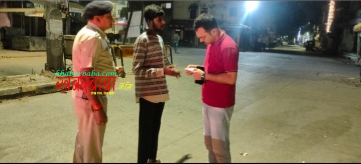 रतलाम: आधी रात को शहर में औचक निरीक्षण पर निकले एसपी अमित कुमार , रात में चौकी मिली बंद,सोते मिले सालाखेड़ी चौकी प्रभारी…. लापरवाही पर एसपी ने दी यह सजा, बेवजह घूम रहे युवाओं की टोली को थाने भेजा रतलाम: आधी रात को शहर में औचक निरीक्षण पर निकले एसपी अमित कुमार , रात में चौकी मिली बंद,सोते मिले सालाखेड़ी चौकी प्रभारी…. लापरवाही पर एसपी ने दी यह सजा, बेवजह घूम रहे युवाओं की टोली को थाने भेजा