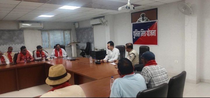 रतलाम: पुलिस मित्र योजना- सेवानिवृत्त पुलिस कर्मचारियो और अधिकारियों के अनुभव का लाभ लेगी रतलाम पुलिस, एसपी ने की बैठक रतलाम: पुलिस मित्र योजना- सेवानिवृत्त पुलिस कर्मचारियो और अधिकारियों के अनुभव का लाभ लेगी रतलाम पुलिस, एसपी ने की बैठक
