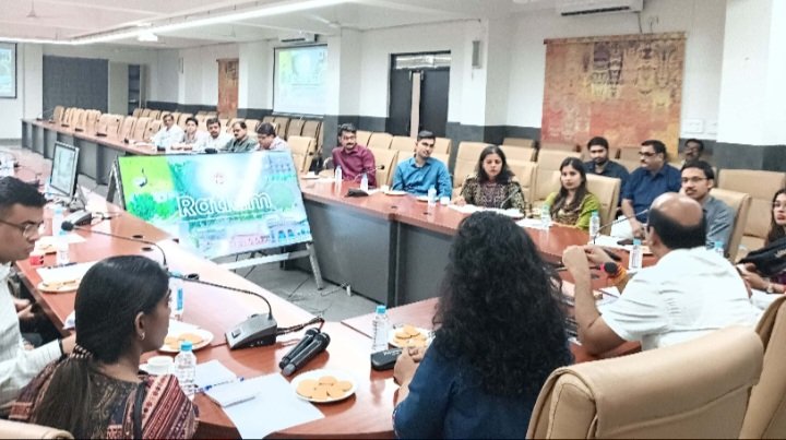 रतलाम आए एक साथ 12 आईएएस-आईपीएस अधिकारी, कलेक्टोरेट में हुई बैठक…. जाने आखिर क्या है मामला रतलाम आए एक साथ 12 आईएएस-आईपीएस अधिकारी, कलेक्टोरेट में हुई बैठक…. जाने आखिर क्या है मामला