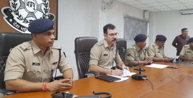 रतलाम पुलिस की जांच में चौकाने वाला खुलासा-तीन माह पहले 10 साल की मूक बधिर बालिका का अपहरण कर दुष्कर्म करने वाले आरोपी ने 4 वर्ष पूर्व भी एक मूक-बधिर बालिका से किया था दुष्कर्म…आरोपी ने कर ली आत्महत्या, जानिए सच कैसे आया सामने रतलाम पुलिस की जांच में चौकाने वाला खुलासा-तीन माह पहले 10 साल की मूक बधिर बालिका का अपहरण कर दुष्कर्म करने वाले आरोपी ने 4 वर्ष पूर्व भी एक मूक-बधिर बालिका से किया था दुष्कर्म…आरोपी ने कर ली आत्महत्या, जानिए सच कैसे आया सामने