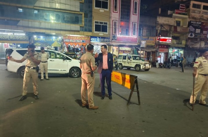 रतलाम: एसपी अमित कुमार के निर्देश पर पूरे जिले में एक साथ चेकिंग अभियान-शहर में अलग-अलग चौराहों पर चेकिंग पॉइंट के निरीक्षण पर पहुंचे एसपी….सड़कों पर उतरी पुलिस, तेज स्पीड, नशा कर वाहन चलाने, तीन सवारी स्टंटबाज युवाओं पर कार्रवाई रतलाम: एसपी अमित कुमार के निर्देश पर पूरे जिले में एक साथ चेकिंग अभियान-शहर में अलग-अलग चौराहों पर चेकिंग पॉइंट के निरीक्षण पर पहुंचे एसपी….सड़कों पर उतरी पुलिस, तेज स्पीड, नशा कर वाहन चलाने, तीन सवारी स्टंटबाज युवाओं पर कार्रवाई