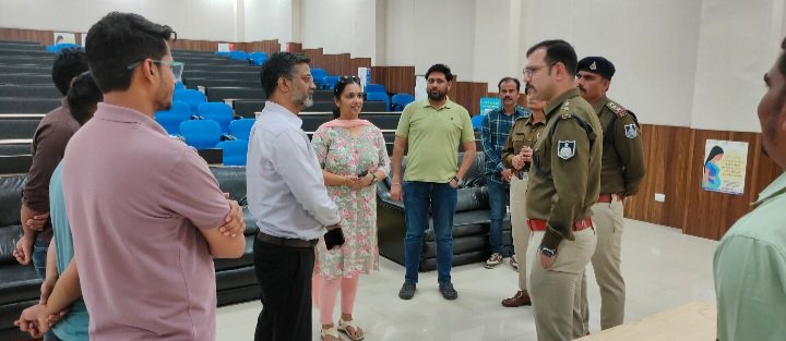 रतलाम: एसपी अमित कुमार को मिली ऐसी जानकारी कि तत्काल पहुंच गए मेडिकल कॉलेज… जानिए आखिर क्या है मामला… रतलाम: एसपी अमित कुमार को मिली ऐसी जानकारी कि तत्काल पहुंच गए मेडिकल कॉलेज… जानिए आखिर क्या है मामला…