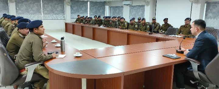 रतलाम पुलिस- नो आराम, रविवार को भी काम…. क्राइम कंट्रोल के लिए एसपी अमित कुमार ने ली अधिकारियों और चीताओं की बैठक… रिजल्ट देने पर मिलेगा पुरस्कार, जानिए दिए क्या निर्देश रतलाम पुलिस- नो आराम, रविवार को भी काम…. क्राइम कंट्रोल के लिए एसपी अमित कुमार ने ली अधिकारियों और चीताओं की बैठक… रिजल्ट देने पर मिलेगा पुरस्कार, जानिए दिए क्या निर्देश