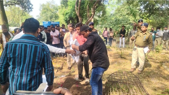 रतलाम: 4 माह के जुड़वां भाई-बहन की पानी के ड्रम में डूबने से मौत का मामला-पुलिस ने कब्रिस्तान से शव निकलवाए,पीएम के लिए भेजा…. पुलिस ने कहा- जांच के बाद होगा मौत के कारणों का खुलासा रतलाम: 4 माह के जुड़वां भाई-बहन की पानी के ड्रम में डूबने से मौत का मामला-पुलिस ने कब्रिस्तान से शव निकलवाए,पीएम के लिए भेजा…. पुलिस ने कहा- जांच के बाद होगा मौत के कारणों का खुलासा
