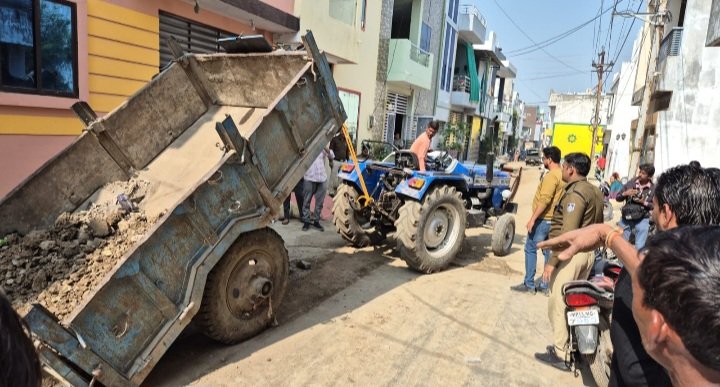 रतलाम: दर्दनाक हादसे में ट्राली के नीचे दबने से 8 माह की मासूम की मौत… माता-पिता ने ट्राली के पीछे झूला बांध कर सुलाया था रतलाम: दर्दनाक हादसे में ट्राली के नीचे दबने से 8 माह की मासूम की मौत… माता-पिता ने ट्राली के पीछे झूला बांध कर सुलाया था