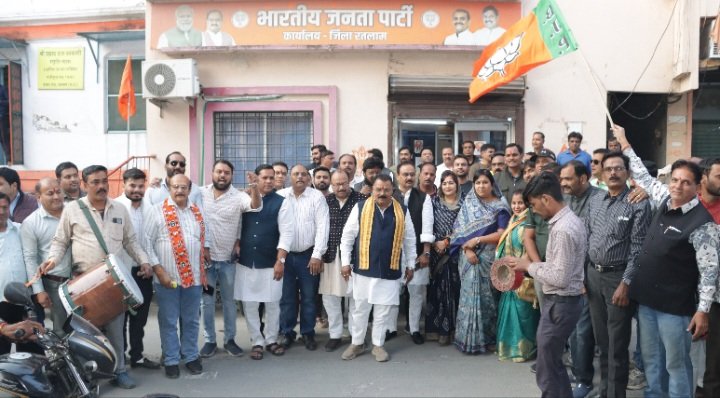 महाराष्ट्र मे भाजपा की प्रचंड जीत का रतलाम मे जश्न मना-भाजपा कार्यालय और मंत्री चेतन्य काश्यप के जनसंपर्क कार्यालय पर की गई आतिशबाजी महाराष्ट्र मे भाजपा की प्रचंड जीत का रतलाम मे जश्न मना-भाजपा कार्यालय और मंत्री चेतन्य काश्यप के जनसंपर्क कार्यालय पर की गई आतिशबाजी