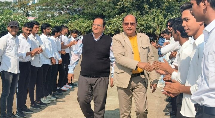 रतलाम: राॅयल काॅलेज खेल महोत्सव में टेनिस बॉल क्रिकेट टूर्नामेंट प्रारम्भ,32 टीमें ले रही भाग…राॅयल ग्रुप ऑफ इंस्टीट्यूशन्स के चेयरमेन प्रमोद गुगालिया और डायरेक्टर डॉ. उबेद अफजल ने खिलाड़ियों से परिचय प्राप्त किया रतलाम: राॅयल काॅलेज खेल महोत्सव में टेनिस बॉल क्रिकेट टूर्नामेंट प्रारम्भ,32 टीमें ले रही भाग…राॅयल ग्रुप ऑफ इंस्टीट्यूशन्स के चेयरमेन प्रमोद गुगालिया और डायरेक्टर डॉ. उबेद अफजल ने खिलाड़ियों से परिचय प्राप्त किया